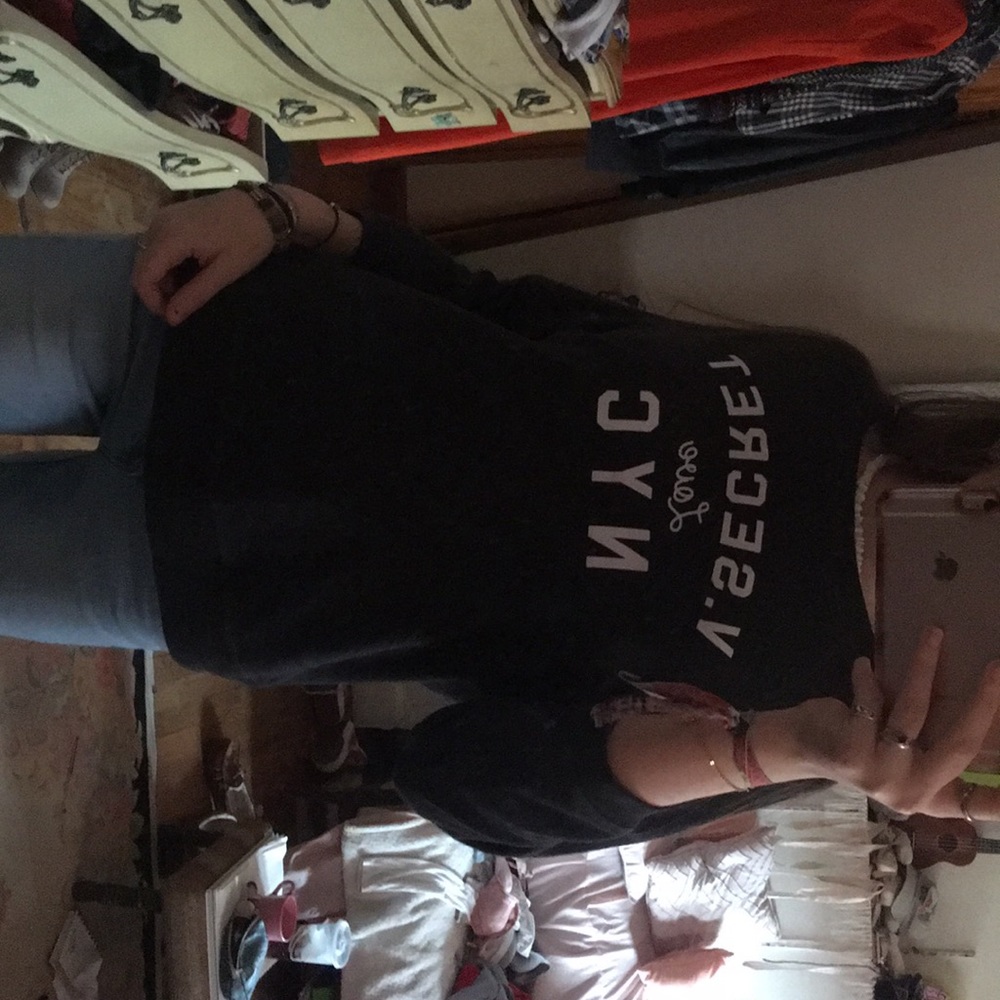 VICTORIA’s SECRET “vs secret love nyc”GRAY SWEATER